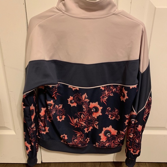 Nike Floral woman’s Xtra small pullover - Picture 2 of 3